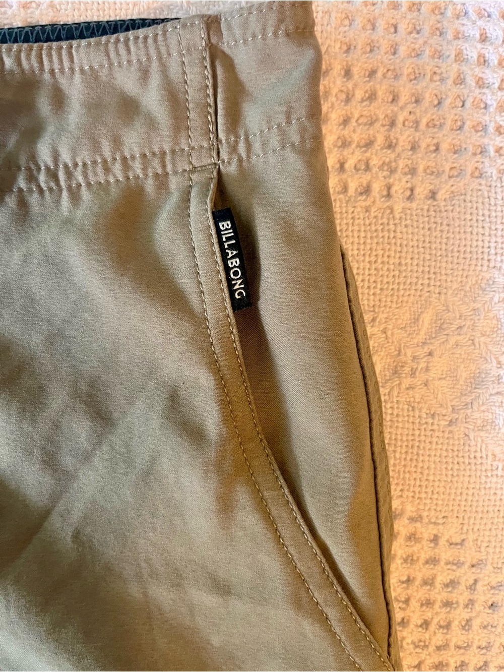 Billabong Submersibles Men's Tan Cargo Shorts with Side Pockets - Picture 6 of 7